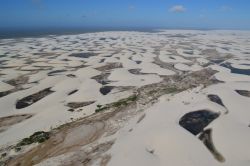 I Grandes Lençois: una foto scattata durante il sorvolo delle dune del parco nazionale che termina proprio in riva all'Oceano Atlantico, in Brasile.