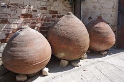 Grandi anfore in terracotta in una stradina di Omodos, Cipro.
