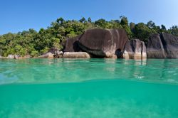 Grandi massi su un'isola disabitata nell'arcipelago di Mergui, Myanmar.

