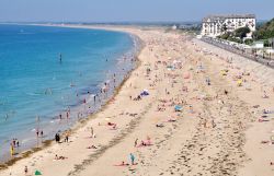 La spiaggia di Donville-les-Bains è molto frequentata in estate. Si trova immediatamente a nord del centro di Granville - foto © gdela / Shutterstock.com