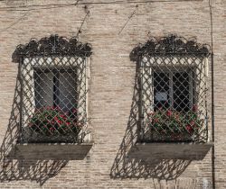 Grate in ferro con decorazioni sulla facciata di un palazzo di Jesi, centro storico (Marche).

