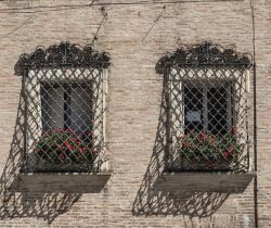 Grate in ferro con decorazioni sulla facciata di un palazzo di Jesi, centro storico (Marche).

