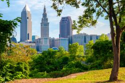 Grattacieli di Cleveland, stato dell'Ohio, Stati Uniti d'America, visti da un parco cittadino con la luce del mattino.



