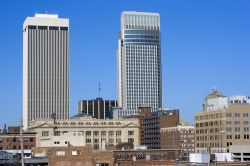 Grattacieli di Omaha con una giornata dal cielo blu, Nebraska, USA.



