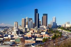Grattacieli di Seattle in una giornata con il cielo blu, Washington.
