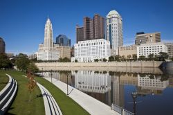 Grattacieli e palazzi di Columbus riflessi nel fiume Scioto, Ohio (USA).



