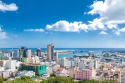 Grattacieli e palazzi di Port Louis, Mauritius, Africa, in una bella giornata di sole.
