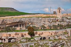 Gravina in Puglia, Bari: l'antica chiesa rupestre della Madonna della Stella con le case scavate nella roccia.



