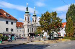 Il centro storico di Graz (Austria) con la chiesa cattolica di Mariahilferkirche - foto © Balakate / Shutterstock.com