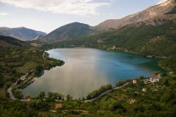 Grazie ad un gioco di prospettiva il Lago di Scanno si può ammirare a forma di cuore