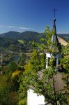 Una graziosa chiesa cattolica a Leoben, Austria. Sullo sfondo uno dei ponti cittadini che attraversa il fiume Mura.

