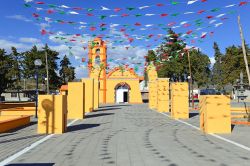 Una graziosa chiesetta con campanile fra Veracruz e Puebla, Messico, addobbata a festa.

