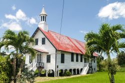 Una graziosa chiesetta in legno bianco nel villaggio di Nieuw Amsterdam nei pressi di Paramaribo, Suriname.
