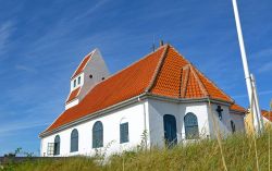 Una graziosa chiesetta fotografata in una giornata soleggiata a Skagen, Danimarca.



