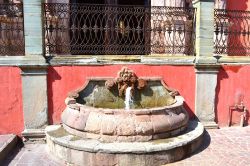 Una graziosa fontana nella colorata città di Guanajuato, Messico - © Takaki Nakajima / Shutterstock.com