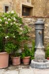 Una graziosa fontana pubblica con fiori nel centro storico di Barberino Val d'Elsa, Toscana.

