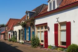 Graziose case a un piano nel centro della città di Doesburg, Olanda. Con le facciate in mattoni o intonacate, questi edifici sono testimonianza del caratteristico stile architettonico ...