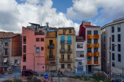 Graziose case colorate in una stradina di Lerida, Spagna. Siamo nella Comunità Autonoma della Catalogna - © Elzloy / Shutterstock.com