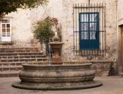 Un grazioso cortile con fontana in una strada pedonale di Morelia, Messico. Sono sempre più numerosi i turisti stranieri che visitano questa perla nascosta del Messico.




