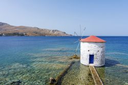 Un grazioso mulino a vento sul lungomare del villaggio di Agia Marina, isola di Lero, Grecia.
