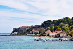 Il grazioso porticciolo dell'isola Santa Margherita, Cannes, Francia. A separarla dal continente è uno stretto marittimo di 1100 metri caratterizzato da un fondale poco profondo.
 ...