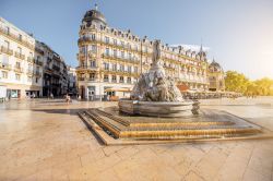 Un grazioso scorcio mattutino di Piazza della Commedia con Le Tre Grazie, Montpellier (Francia).
