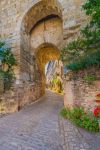 Un grazioso vicolo nel borgo antico di Cordes sur Ciel, Occitanie, Francia.


