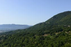 Il borgo di Greccio sulle pendici del Monte Lacerone nel  Lazio - © hal pand / Shutterstock.com