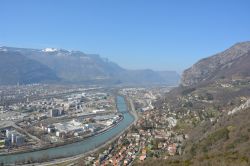 Grenoble dall'alto (Francia): nel centro, fra edifici storici e moderni, scorrono i fiumi Isère e Drac che i francesi chiamano il "serpente" e il "drago".
