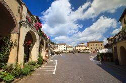 Greve in Chianti: la piazza principale del borgo della Toscana - © Kokophotos / Shutterstock.com