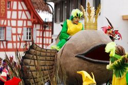 Groppenfasnacht a Ermatingen: il cosiddetto Carnevale dello Scozzone è uno dei più antichi di tutta la Svizzera. Questa tradizionale manifestazione prende il nome dallo scozzone, ...