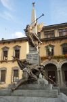 Il Monumento ai caduti e il Municipio di Grosio in Valtellina -  © Pro Logo / www.grosio.eu