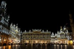 Grote Markt alla sera: la centrale piazza di Bruxelles assume un fascino particolare con la sua suggestiva illuminazione.