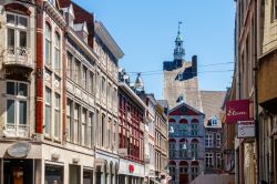 Grote Straat ("Big Street") a Maastricht, Olanda. Sullo sfondo, il Dinghuis, palazzo di giustizia medievale, e la facciata di antiche case  in una giornata di sole - © Juriaan ...