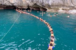 Grotta di Morakat nei pressi di Trang, sud della Thailandia. Verde, dello stesso colore dello smeraldo. Non a caso si chiama Morakot Cave, Grotta dello Smeraldo. Per raggiungere questa attrazione ...