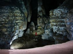 La spettacolare Grotta su Marmuri di Ulassai, fotografata in inverno - © Enrico Melis - Wikimedia Commons.