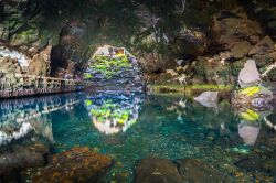 Le grotte di Jameos del Agua si sono create probabilmente 4000 anni fa in seguito all'eruzione di un vulcano (Monte de la Corona) sull'isola di Lanzarote (Canarie).