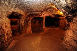 Grotte scavate nella roccia nei pressi di Nigde, Cappadocia, Turchia.



