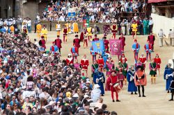 Gruppi di figuranti al Palio dell'Assunta di agosto, in piazza del Campo a Siena - © Migel / Shutterstock.com