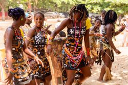 Un gruppo di donne angolane improvvisa un ballo con musica per le strade di Luanda. E' uno degli intrattenimenti principali in Africa  - © Anton_Ivanov / Shutterstock.com