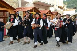 Gruppo folcloristico alla Mostra Mercato del Tartufo di Apecchio nelle Marche - Foto di Massimo Landi