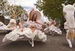 Il gruppo Ice Queenista durante un'esibizione dell'annuale Fremont Solstice Day Parade di Seattle, Washington (USA). Con questa festa si celebra l'inizio dell'estate - © ...