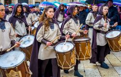 Gruppo musicale in costume medievale lungo le strade di Altamura, Puglia. Si tratta di uno degli appuntamenti in occasione di "Federicus - Medieval Festival" qui nell'edizione ...