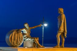 Gruppo scultoreo di Alessandro Magno e del filosofo Diogene nella vecchia Corinto, Grecia, by night. Diogene disse "Per favore spostati, sei nella mia luce" - © yiannisscheidt ...