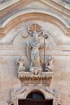 Gruppo scultoreo di San Cataldo vescovo sulla facciata dell'omonima cattedrale a Taranto, Puglia.
