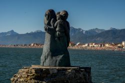 Gruppo scultoreo sul lungomare di Viareggio, Toscana.
