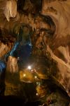 Enormi stalattiti e stalagmiti si susseguono all'inerno della grotta di Gua Tempurung, in Malesia. Il significato del toponimo richiama la forma delle cupole delle diverse sale che compongono ...