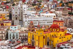 Guanajuato vista dall'alto, Messico. A spiccare è la basilica di Nostra Signora, chiesa barocca situata in Piazza della Pace: da notare la grande cupola, le due torri e la facciata ...