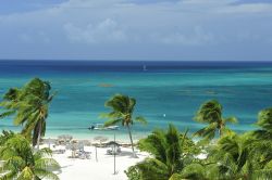 Le palme, la sabbia bianca e il mare turchese di Guardalavaca, una delle principali destinazioni turistiche di Cuba.