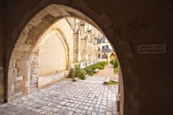 Guardando il chiostro dell'Abbazia di Vendome, Francia: si tratta di una costruzione cinquecentesca. 
